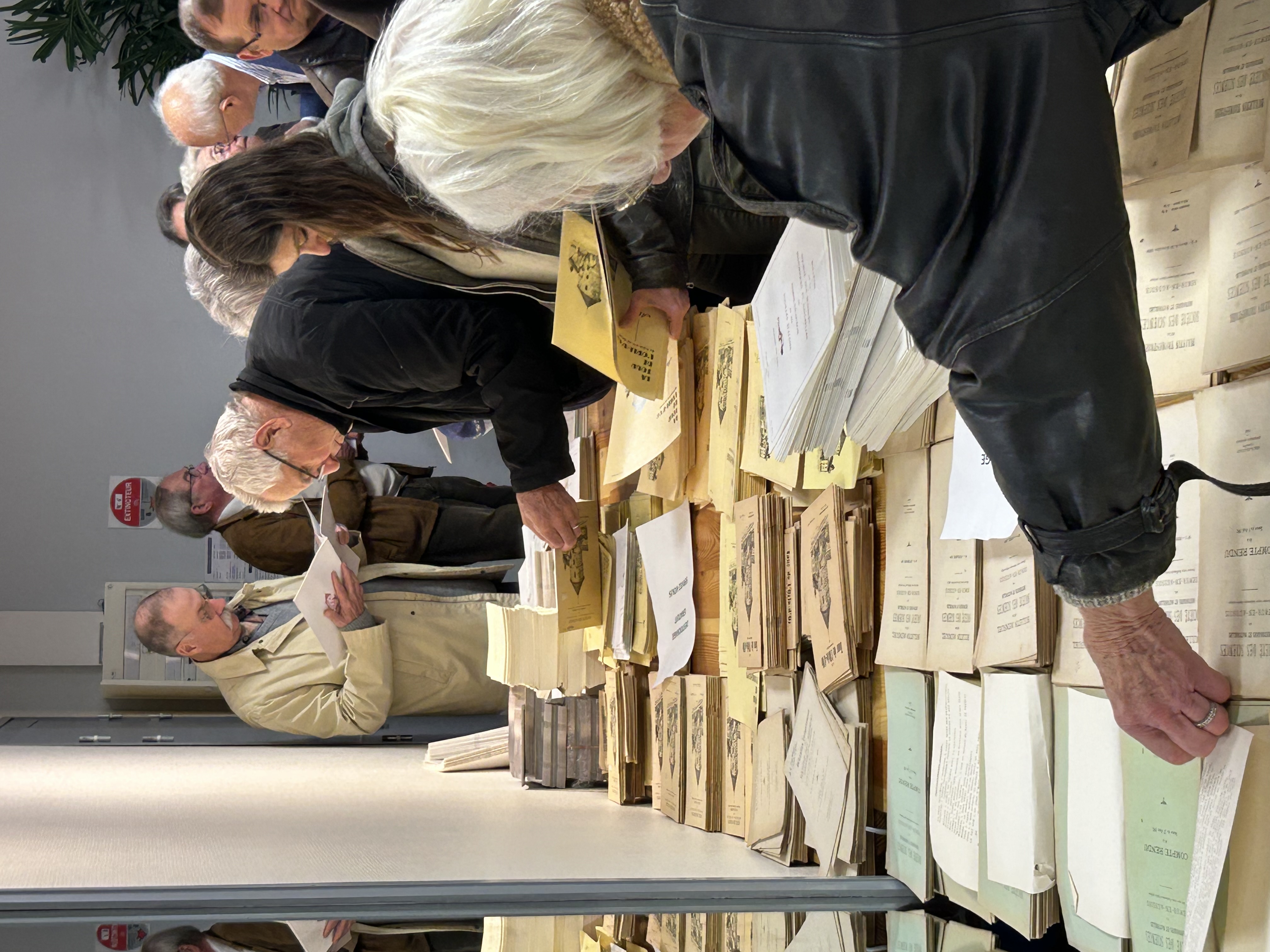 	Les membres présents sont invités à choisir les       bulletins anciens mis à leur disposition par Antoine